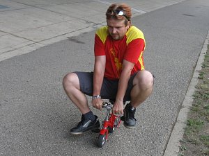 Minifotka minikola a na něm výrobce kuriózních bicyklů Martin Zehnal. 