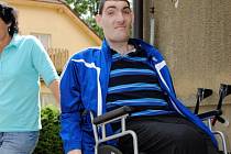 VOZÍK. Nejvyšší Čech Tomáš Pustina, který žije v Rozkoši u Humpolce, usedl do nového invalidního vozíku. 