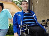 VOZÍK. Nejvyšší Čech Tomáš Pustina, který žije v Rozkoši u Humpolce, usedl do nového invalidního vozíku. 
