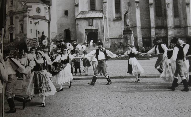 1982 – První Máj. Roztančený Stražišťan na 1. Máje na pacovském náměstí.