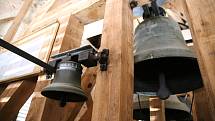 Všechny své čtyři zvony rozezněl k uctění památky těch, kteří podlehli koronaviru, také kostel Všech svatých v Kamenici nad Lipou.