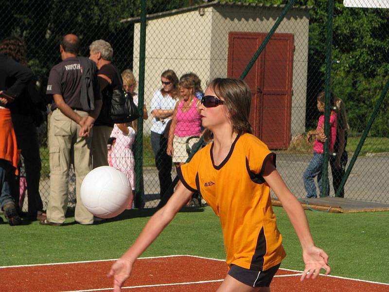 Želivští školáci pokřtili víceúčelové hřiště volejbalovým utkáním členů sportovního kroužku.  