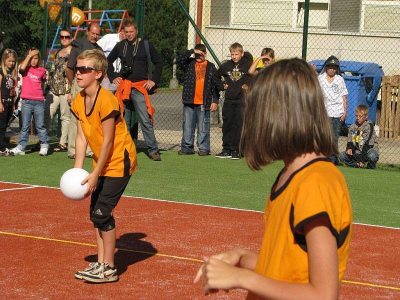 Želivští školáci pokřtili víceúčelové hřiště volejbalovým utkáním členů sportovního kroužku.  