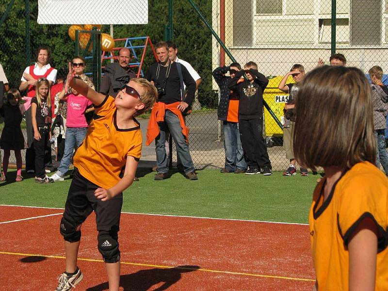 Želivští školáci pokřtili víceúčelové hřiště volejbalovým utkáním členů sportovního kroužku.  