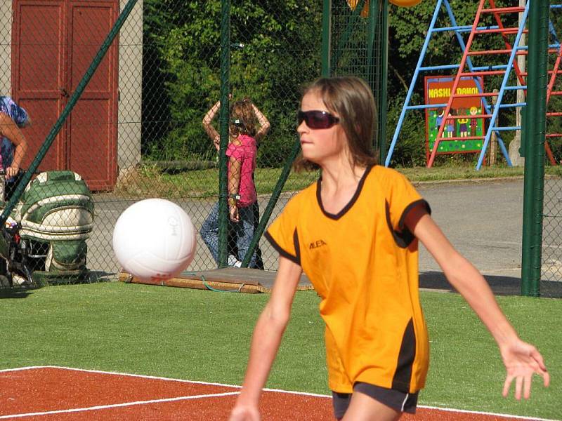 Želivští školáci pokřtili víceúčelové hřiště volejbalovým utkáním členů sportovního kroužku.  