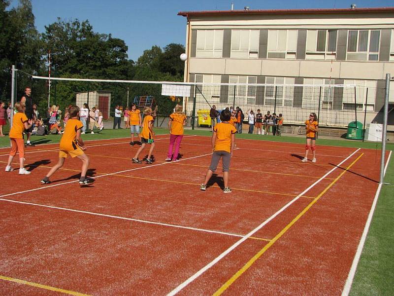 Želivští školáci pokřtili víceúčelové hřiště volejbalovým utkáním členů sportovního kroužku.  