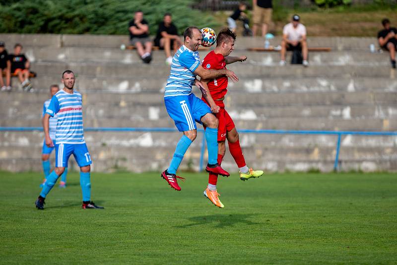Fotbalové utkání mezi AFC Humpolec (v modrobílém) a TJ Tatran Bohunice.
