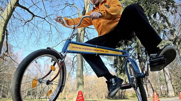 Martin Zehnal starší umí na všem, co si vyrobí, také jezdit. Sice přiznal, že jsou i kola, která nezvládne uřídit, třeba jednokolka anebo bicykl s otočeným řízením, jež zatáčí na jednu a jede na druhou stranu. 