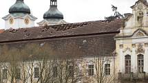 ŽELIV. Vítr schazoval a bral tašky ze střechy kláštera v Želivě.