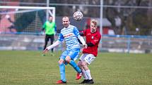 V nedělním krajském derby mezi divizními fotbalisty Humpolce (v modrém) a hostujícím Slavojem Polná (v červených dresech) se z výhry radoval domácí celek.