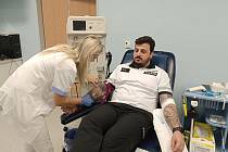 Transfuzní stanice v Pelhřimově se zaplnila policisty, kteří darovali krev.