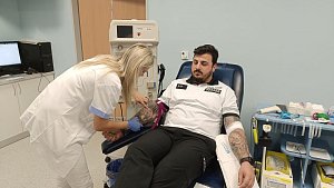 Transfuzní stanice v Pelhřimově se zaplnila policisty, kteří darovali krev.
