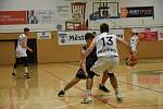 Pelhřimovské Sojky spolupořádaly o víkendu pátý ročník basketbalového turnaje Young Guns GBA Invitational 2021. Mezinárodní juniorský turnaj nakonec ovládli hráči italského Stella Azzurra Roma (snímku v černém při utkání s domácím týmem).