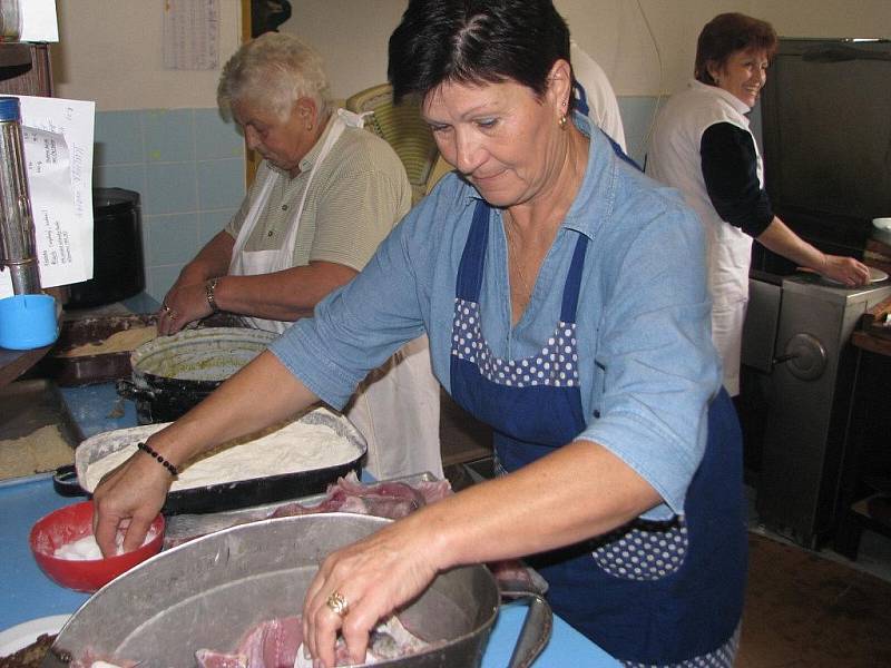 Návštěvníci pacovských rybích hodů si mohli poručit, ale třeba i odnést s sebou domů celkem z dvaceti lahůdek.