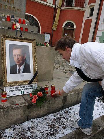 Soustrast nad smrtí Václava Havla mohou vyjádřit i Pelhřimovští.