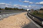 Na 96.kilometru dálnice D1 ve směru na Brno se z nákladního vozidla vysypala bramborová vláknina.