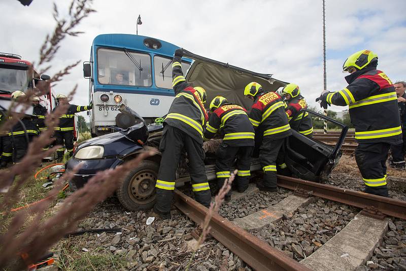 Simulovaný zásah u dopravní nehody vlaku s osobního automobilu.