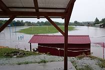 Atletický stadion U Svaté Anny v Pacově (na snímku) se stejně jako tamní volejbalový areál ocitl v neděli pod vodou. Voda napáchala škody i na komunikacích či v pacovské sokolovně. 