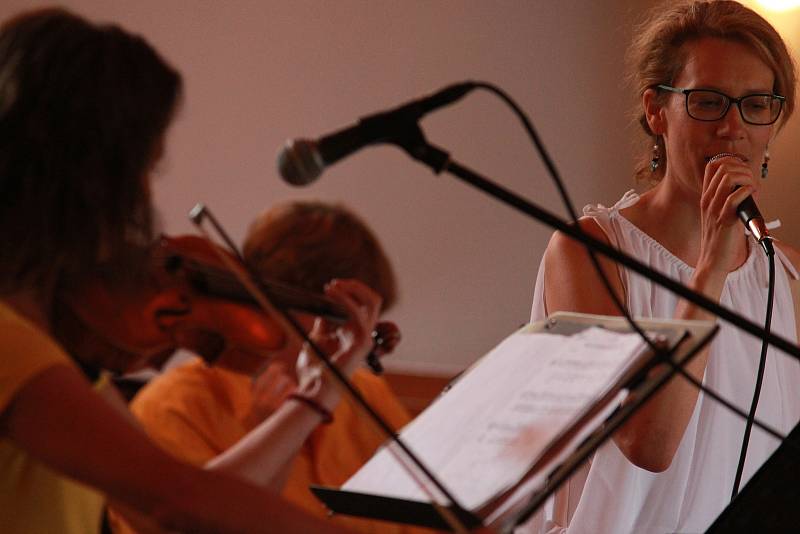 Nedělní festival završil koncert skupiny Deše, která zhudebňuje žalmy.