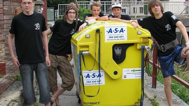 1. DEN - Parta pěti kluků z Pelhřimova  společně se žlutým kontejnerem budou týden brázdit okres a užívat si vandru s...