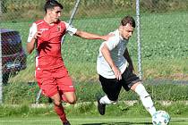 V nedělním okresním derby mezi fotbalisty Pelhřimova (v bílých dresech) a Speřic (v červeném) se body po remíze 2:2 dělily.