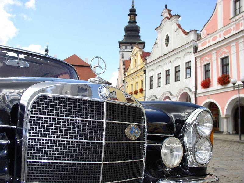 Český Merecedes-Benz klub se rozhodli oslavit 45. výročí založení klubu soutěžní víkendovou projížďkou po Pelhřimovsku.