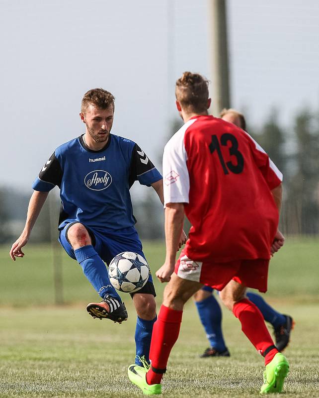 Dělba bodů více vyhovuje košetickým fotbalistům (v červeném), Přibyslav musí doufat v jejich zaváhání.