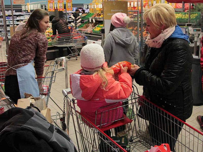 Potravinová sbírka v Penny marketu v Kamenici nad Lipou.