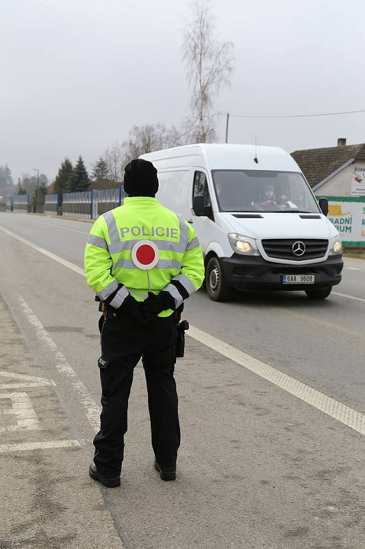 Aktuálně platná opatření, která se týkají volného pohybu osob mezi okresy, kontrolovali policisté také ve Vodné na Pelhřimovsku, kde jsou také hranice kraje.