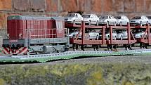 Nejdelší model vlakové soupravy používané  k přepravě osobních automobilů přijel ve středu na pelhřimovské nádraží.