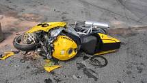 Další smrtelné zranění motorkáře se stalo ve středu na okraji Humpolce. Řidič motocyklu nepřizpůsobil rychlost jízdy svým schopnostem a okolnostem v silničním provozu a v prostoru křižovatky se střetl s nákladním vozidlem.