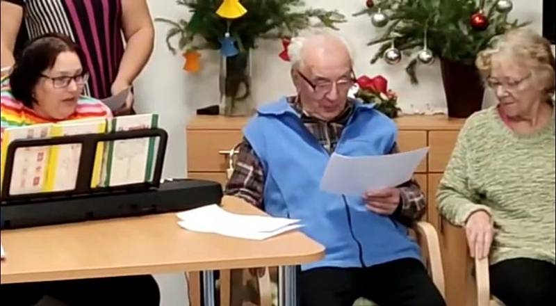 Koledy si zazpívali také klienti Alzheimer home v Kamenici nad Lipou.