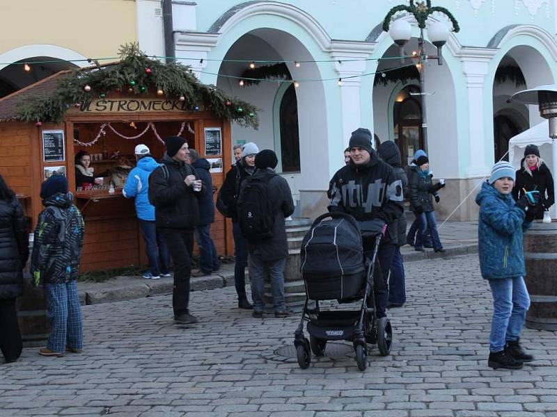 Silvestrovskou oslavu na náměstí oživila kapela PAM.