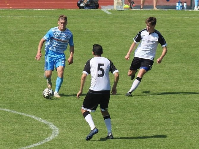 První polovina letošního divizního ročníku fotbalistům Havlíčkova Brodu (v bílých dresech), ale i Humpolce (v pruhovaném) vyšla velmi dobře. Na jaře na tyto výkony hodlají navázat.