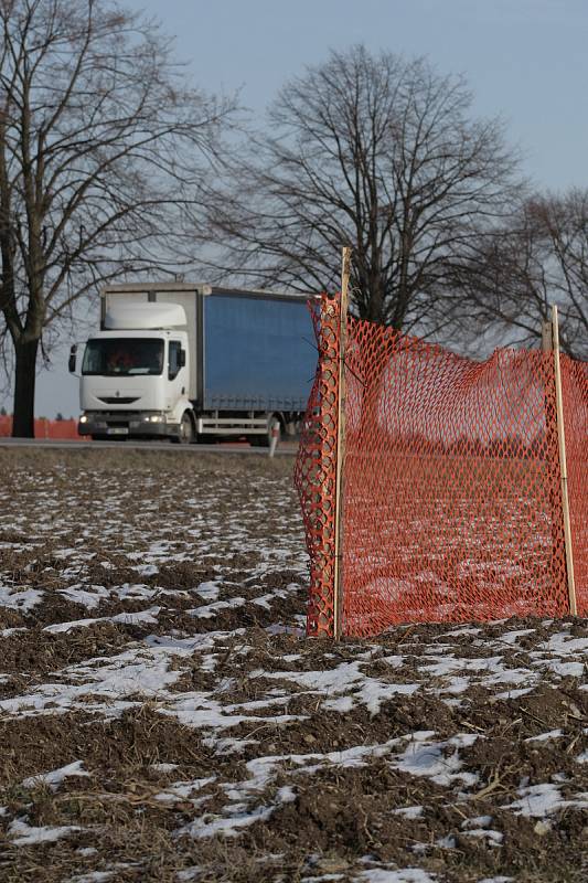 Ještě v úterý 6. února zůstávaly plastové oranžové zásněžky u Leskovice "bez práce". Také je nejspíš "zaměstná" ohlášené sněžení ze středy na čtvrtek.