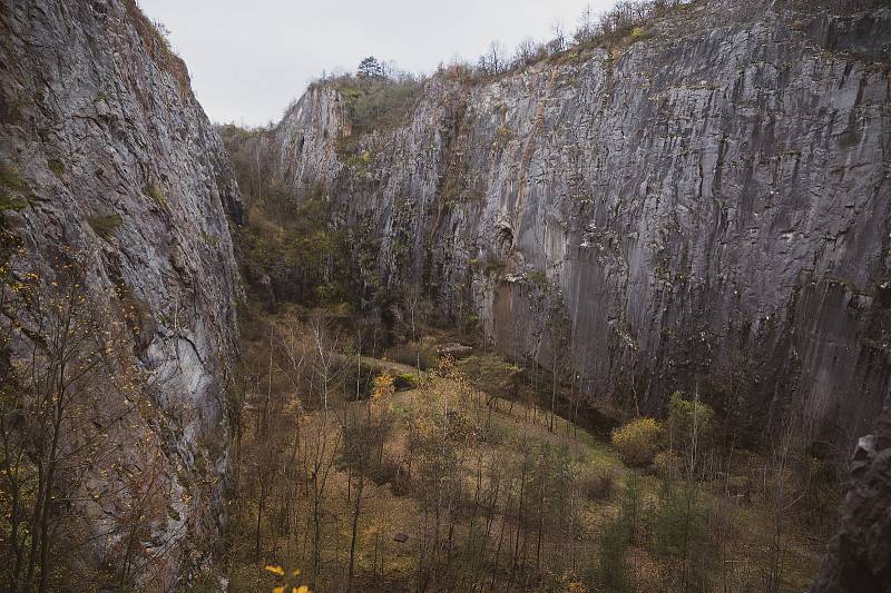 Zatopený lom láká filmaře i milovníky záhad