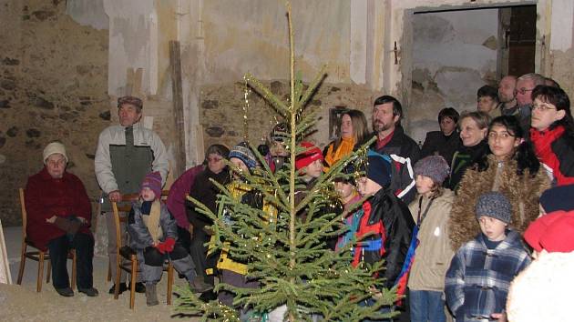 Děti zazpívaly vánoční písně v synagoze v Nové Cerekvi
