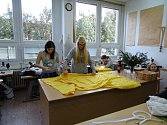 Studentky šijí kostým pro Tříkrálovou sbírku