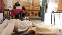 Do kaple svatého Kříže v Pelhřimově se ve středu 19. září vrátil zachráněný oltář.