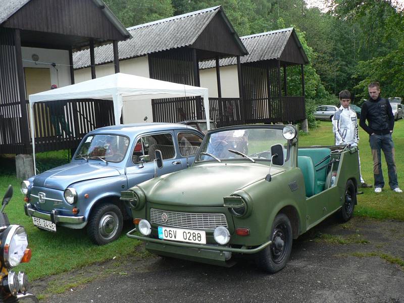 Automobiloví dědečci si dali sraz v Želivě.