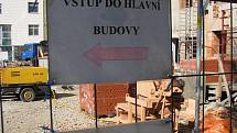 Opravovaná pelhřimovská nemocnice připomíná v současné době labyrint. Návštěvníci oddělení v horní části areálu se musí nejprve pustit opačným směrem.