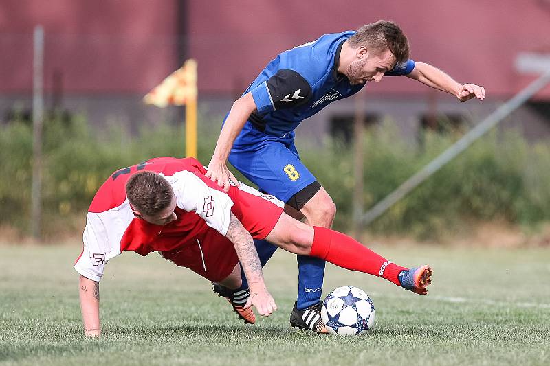 Dělba bodů více vyhovuje košetickým fotbalistům (v červeném), Přibyslav musí doufat v jejich zaváhání.