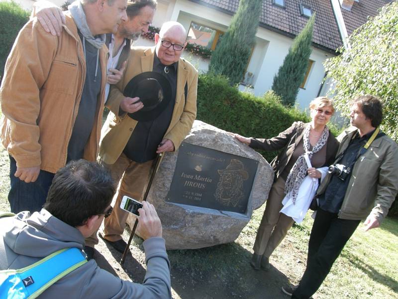 Město Humpolec se postaralo o dopravu balvanu na místo a o úpravu okolí památníku.  Pamětní desku navrhl Jan Zoubek. Zhotovena byla v ateliéru Matouše Holého.