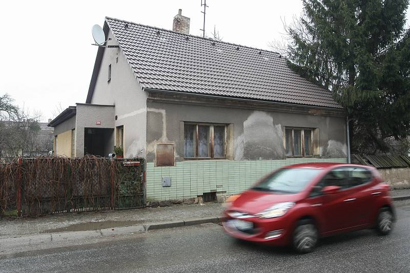 Dům v Kamenici nad Lipou, ve kterém chovatelka týrala přes dvě stě psů.