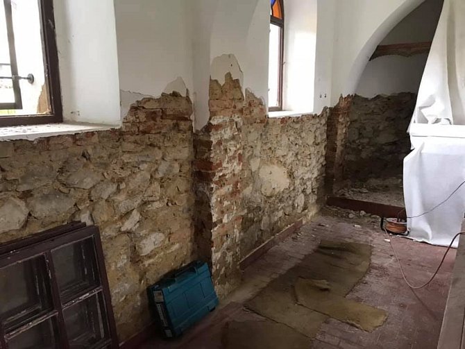 Opravy na kapličce se zaměřily především na vlhké zdi.