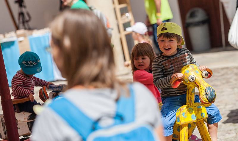 Hračkobraní, festival hraček z přírodního materiálu na zámku v Kamenici nad Lipou.