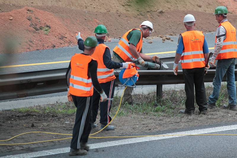 Demolice dvou dálničních nadjezdů ze soboty 12. května na neděli 13. května u Hněvkovic a Jiřic.