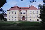 7. Proseč-Obořiště. Roku 1757 přestavěný z původní tvrze na barokní zámek. Dnes Domov pro seniory