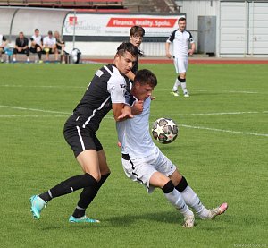 Ze čtyř letošních utkání před svými vlastními diváky vytěžili fotbalisté Pelhřimova (v černém) pouze tři body za vítězství 3:0 proti Žďáru nad Sázavou.