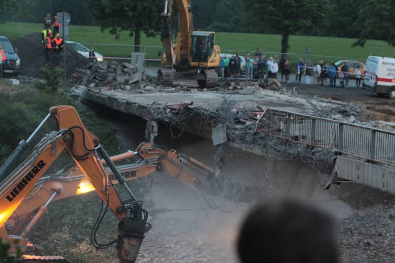 Demolice dvou dálničních nadjezdů ze soboty 12. května na neděli 13. května u Hněvkovic a Jiřic.